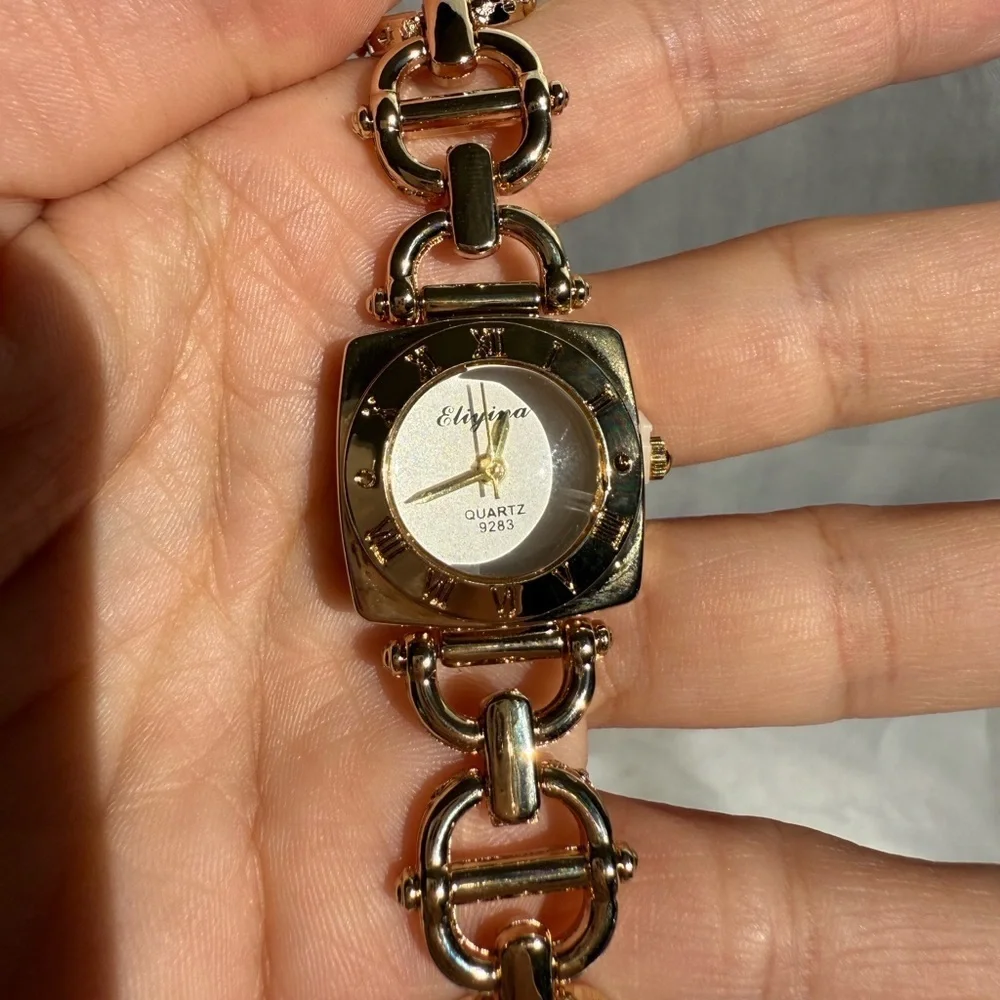 Classic Gold Square-Face Bracelet Watch – Luxury Women’s Timepiece